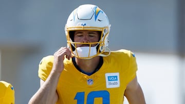 The Chargers quarterback suffer a foot injury and will wear a protective boot for the next couple of weeks. He will be gradually reincorporated into the team.